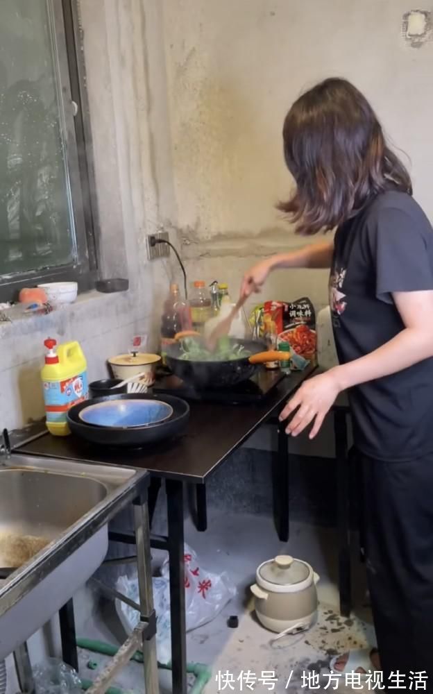 头条|90后女孩回应买房入住毛坯房:觉得再租房不划算 视频都是自己拍摄