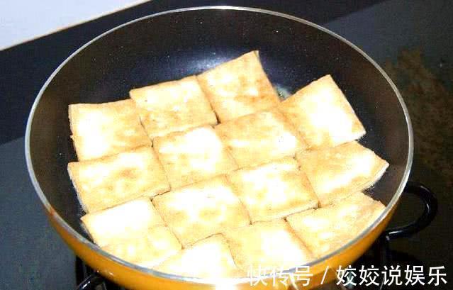 油锅|煎豆腐时,不要直接下油锅,牢记“3点”,豆腐不碎不粘锅
