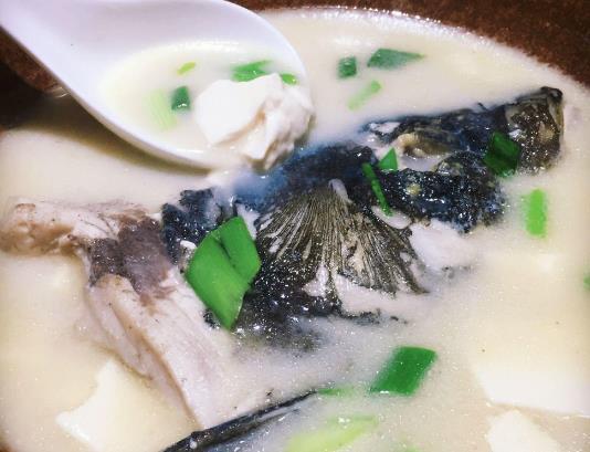 炖鱼头汤时,不要直接加水炖再加一步鱼汤又白又浓,很好吃