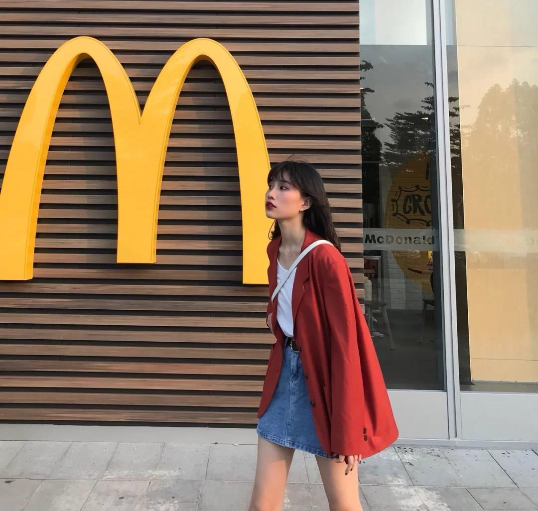 克拉拉带火了一种穿搭，叫“红色西装+牛杂短裤”，秀出高挑身材