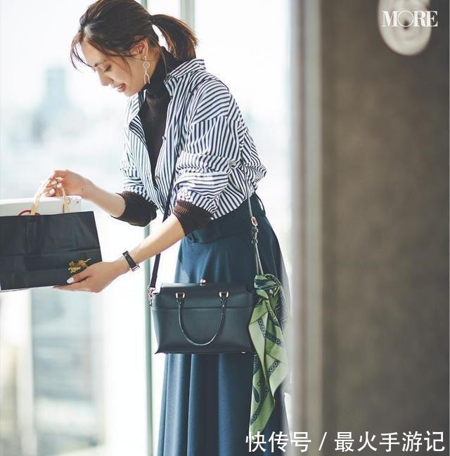 女人 女人年过三十还不会打扮试试“衬衫+高领”,这样穿时尚显气质!