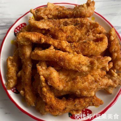  鸡胸肉做的小酥肉外酥里嫩好吃的停不下来??