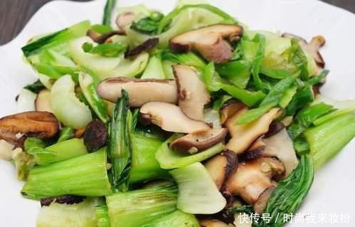 炒香菇时,有人焯水,有人直接炒,分享正确方法,香菇鲜香又入味