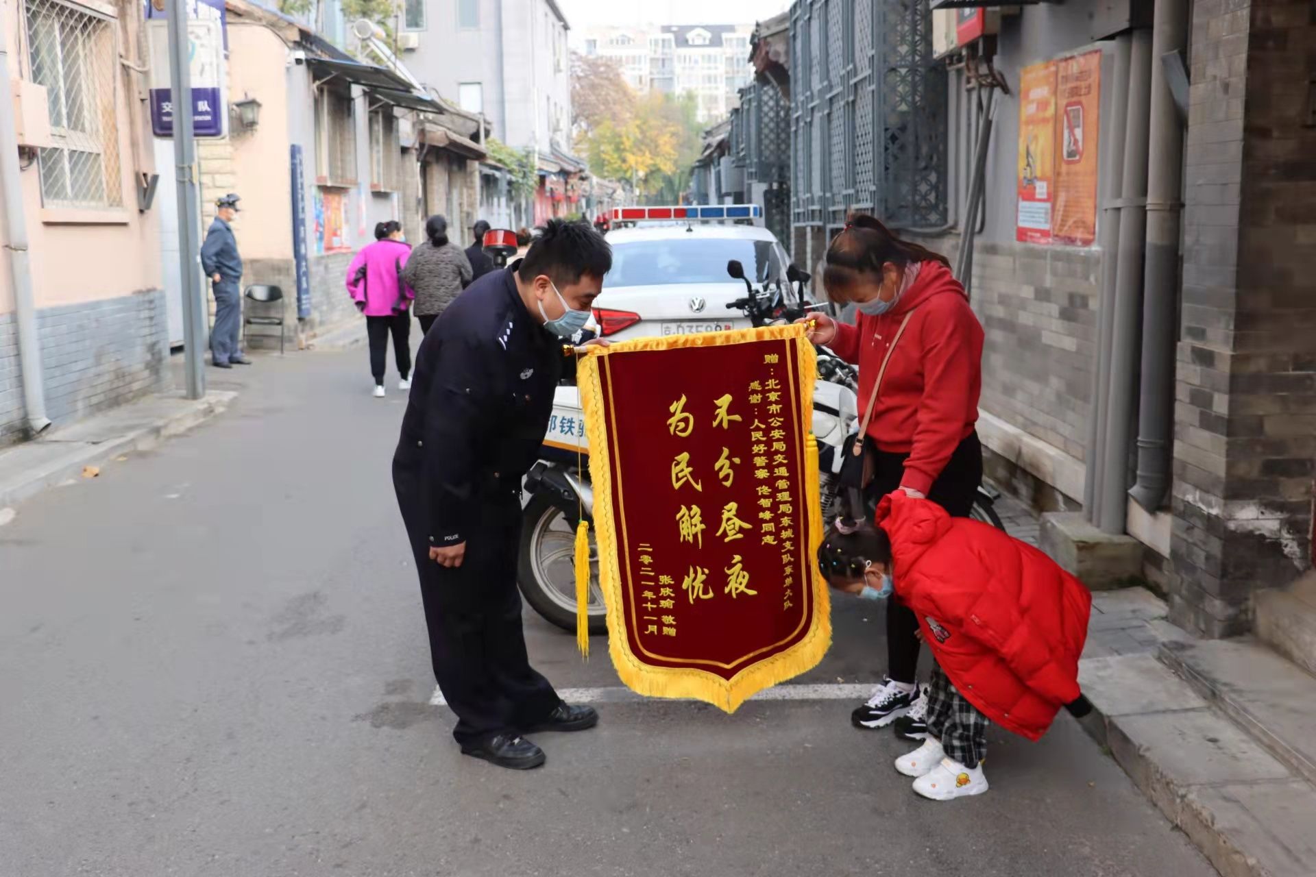 红绿灯|断臂女童紧急来京就医，交警伸援手，从建国门桥到医院只用5分钟