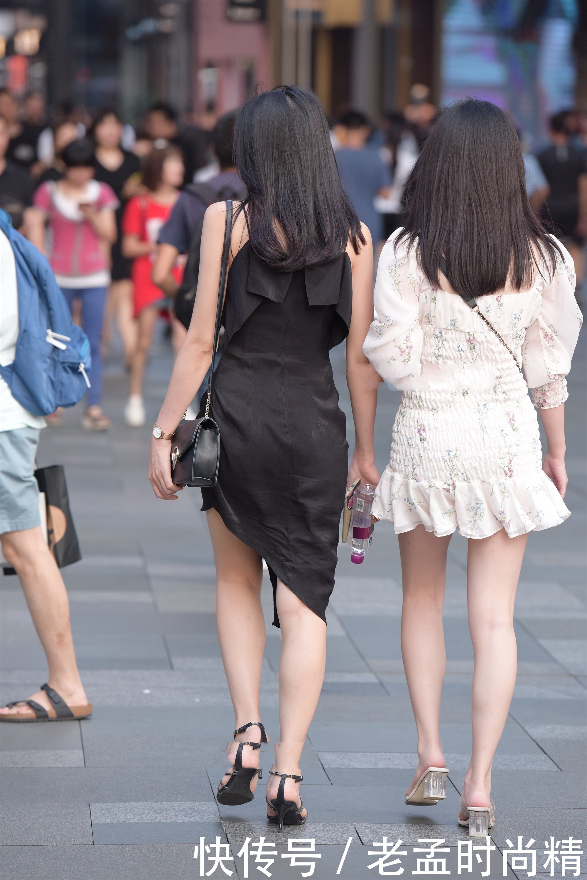 看起来|街拍:女生穿连衣裙很显气质, 独特设计, 个性十足