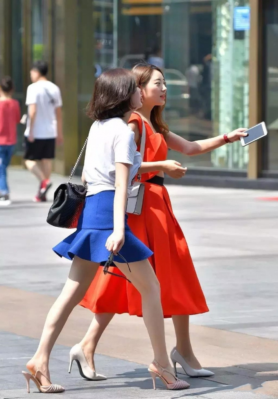 长裙 街拍: 橘红长裙性感美妇很是亮眼, 蓝色短裙性感美妇气质也不差!