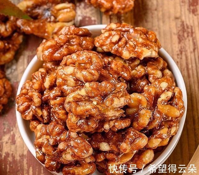 家常版小零食琥珀核桃仁，口感酥脆，一口一个，甜甜的超好吃！