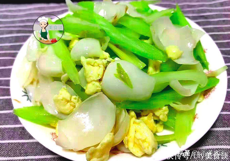 秋天,记得多吃这“一白一绿”,不放肉炒也很香,秋天吃它特养人