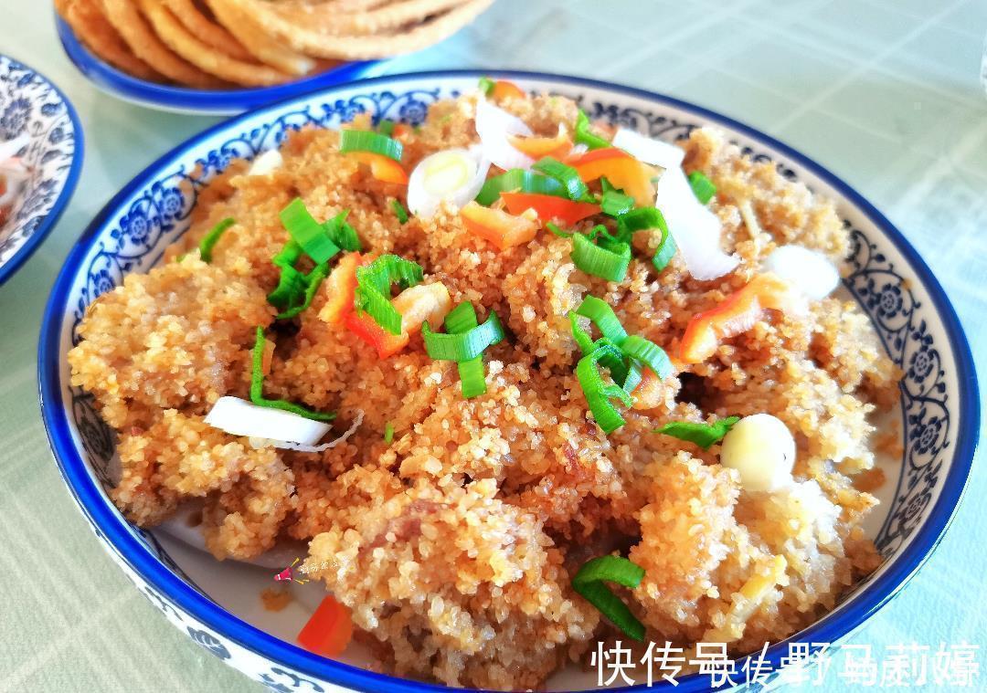 一家三口人的午餐，粉蒸肉、拌白菜，网友：这是什么搭配