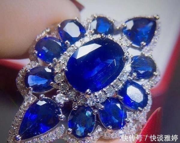 蓝宝石 比钻石还珍贵的宝石,散发出的神秘梦幻色,让皇室贵族都为之倾倒