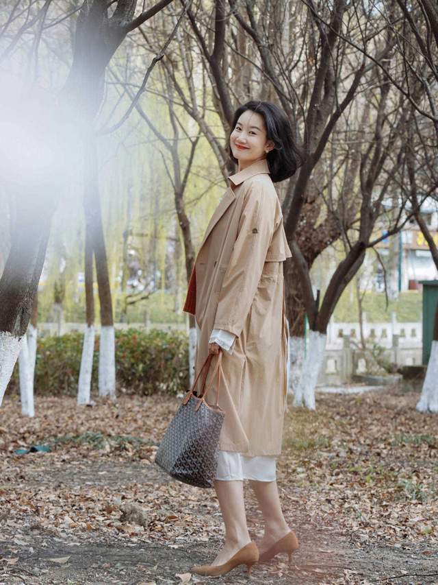 小姐姐|入秋外套不知如何选,一件风衣就够了,大气又时尚,还能提升气质
