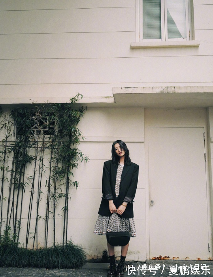 风格|刘雯的高级感不好学，针织衫、棉麻衬衣都能穿出超模既视感，服了