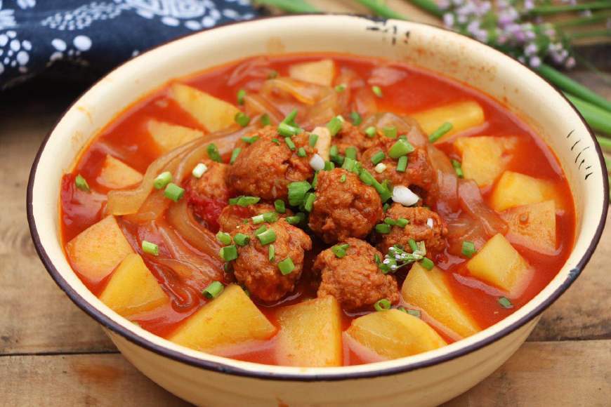 西红柿别只知道炒鸡蛋,教你4种新吃法,上桌不到5分钟汤汁都不剩