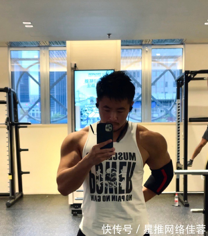 型男|肌肉型男有颜有料,麒麟臂健壮如大腿,胸肌练到青筋爆裂!
