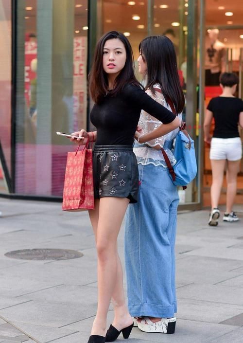 短裙|我90斤都搞不定的短裙装,美女还要套在上衣外,给你跪了