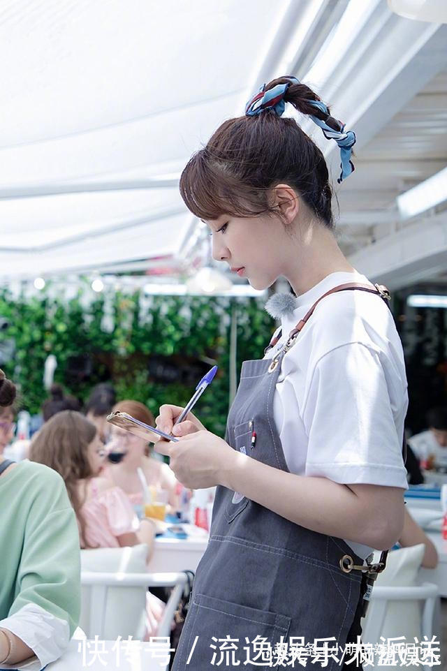 丸子头|女人别再披头散发了,很显老!今年流行这5种发型,减龄显脸小