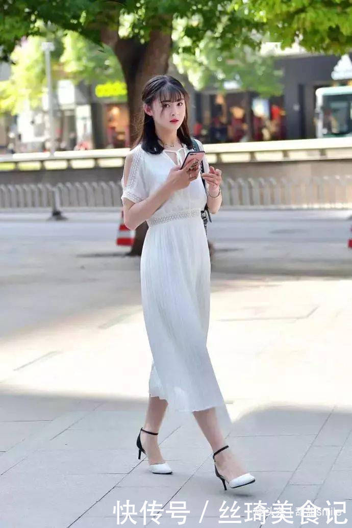 小姐姐 美女脚上一双高跟鞋的加持,超级的显瘦,将她的身高瞬间的拉长