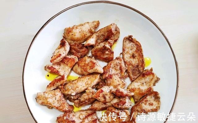 美味|健身之后吃什么,来两块嫩煎鸡胸肉,营养丰富,美味可口!