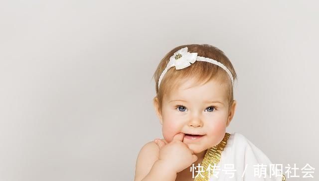 宝宝|宝宝有这4个表现时,可能是因为身体缺水,宝妈该喂水了