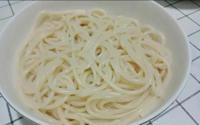 早餐面条这样做，大人小孩都爱吃，吃上十天都不会厌