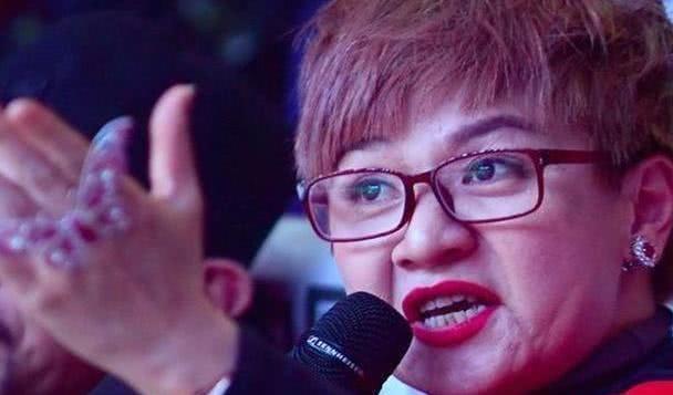 她自认为自己很红,上节目做导师时疯狂耍大牌,被封杀