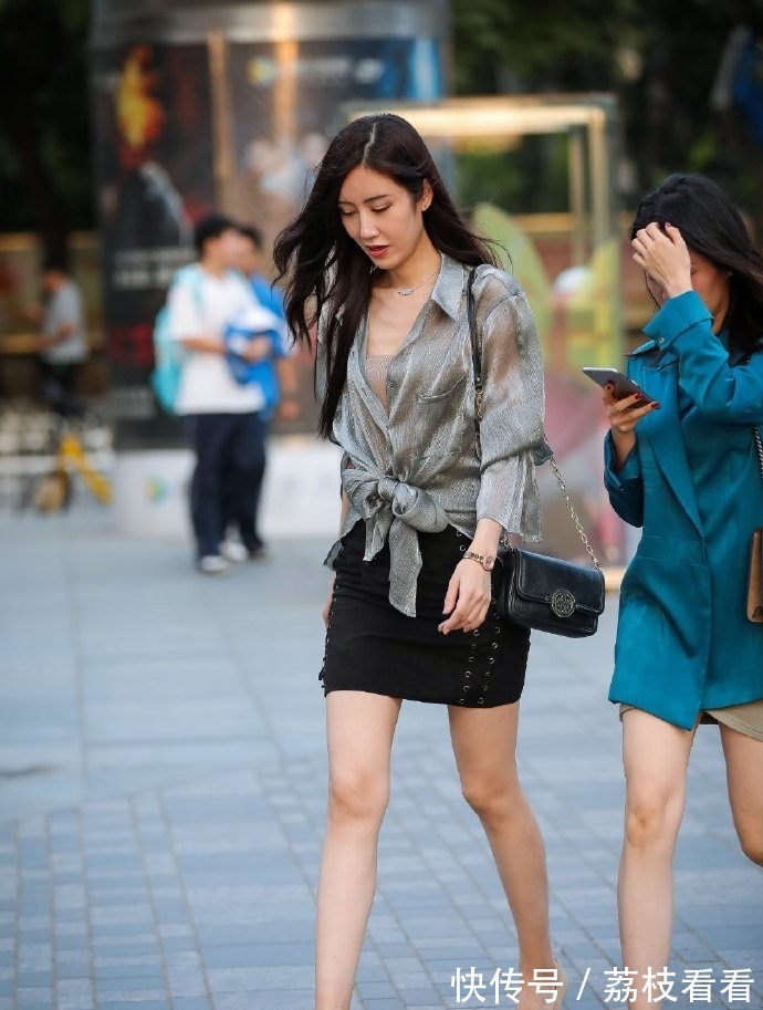 透明|这半透明衬衫像是“捡的”,穿着大了“好几圈”,只好先“打个结”!