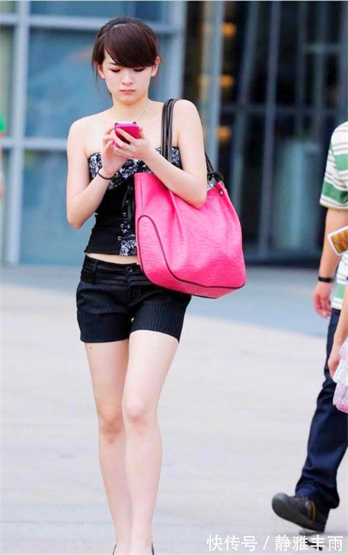 气质|街拍:蓝色无袖连衣裙,小姐姐长发飘飘,气质不凡