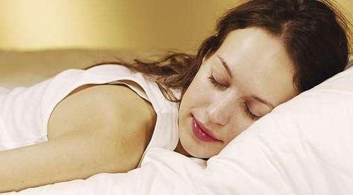 心脏不好的人,睡觉时身体出现4个现象,你有的