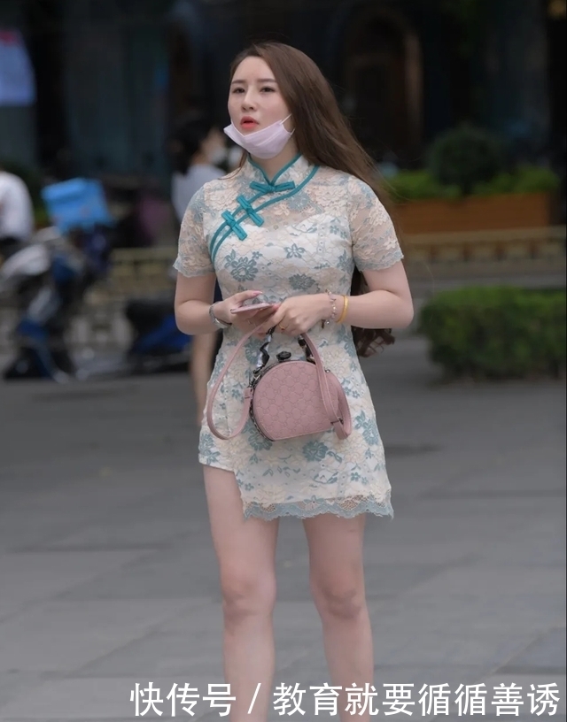 绿白相间的旗袍,搭配浅色时尚的铆钉高跟鞋,穿出高贵优雅的气质