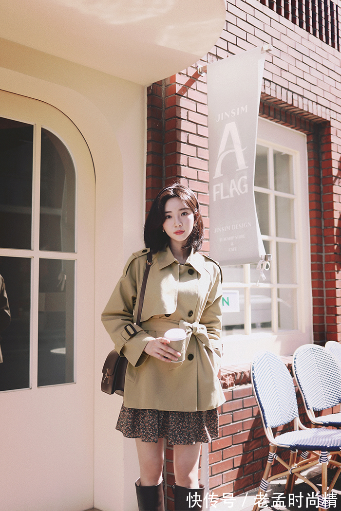 风衣|纯手工水洗棉面料的风衣,与深色的牛仔裤搭配显得英气十足