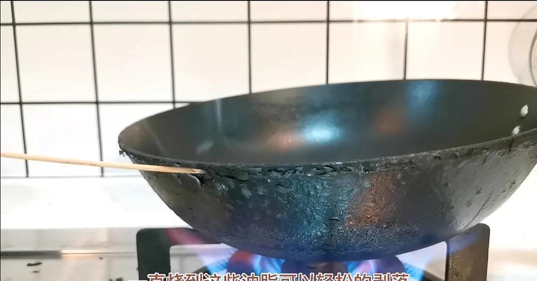 铁锅|铁锅如何快速清除锅底黑垢，一个小妙招，不花一分钱旧锅变新锅