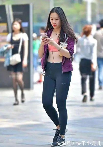 打底裤 黑色紧身打底裤搭配运动鞋,动感时尚,尽显女性美感