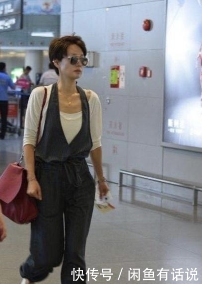 白t|马伊琍果然是清流,白T领口都变形成这样还穿,配背带裤还挺时髦