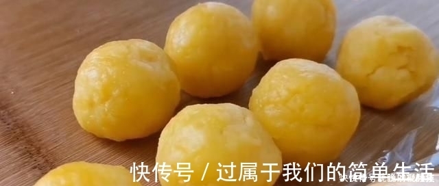 吃肉|面粉别蒸馒头了,加2个西红柿,不用蒸不用烙,出锅比吃肉还香
