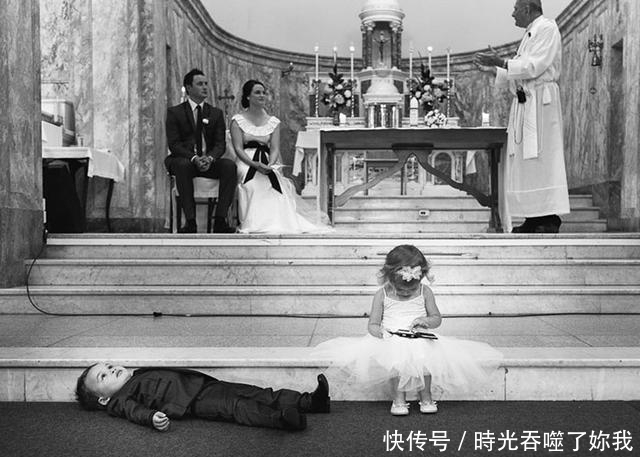 婚礼上所有人都一本正经,花童们却很任性