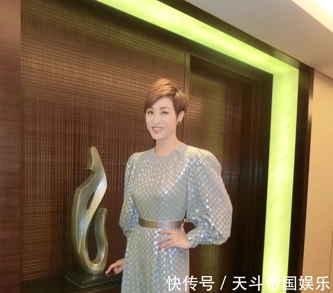 港普四姐妹再聚首，人生各不同，姐妹情卻依舊深厚，朱茵最幸福