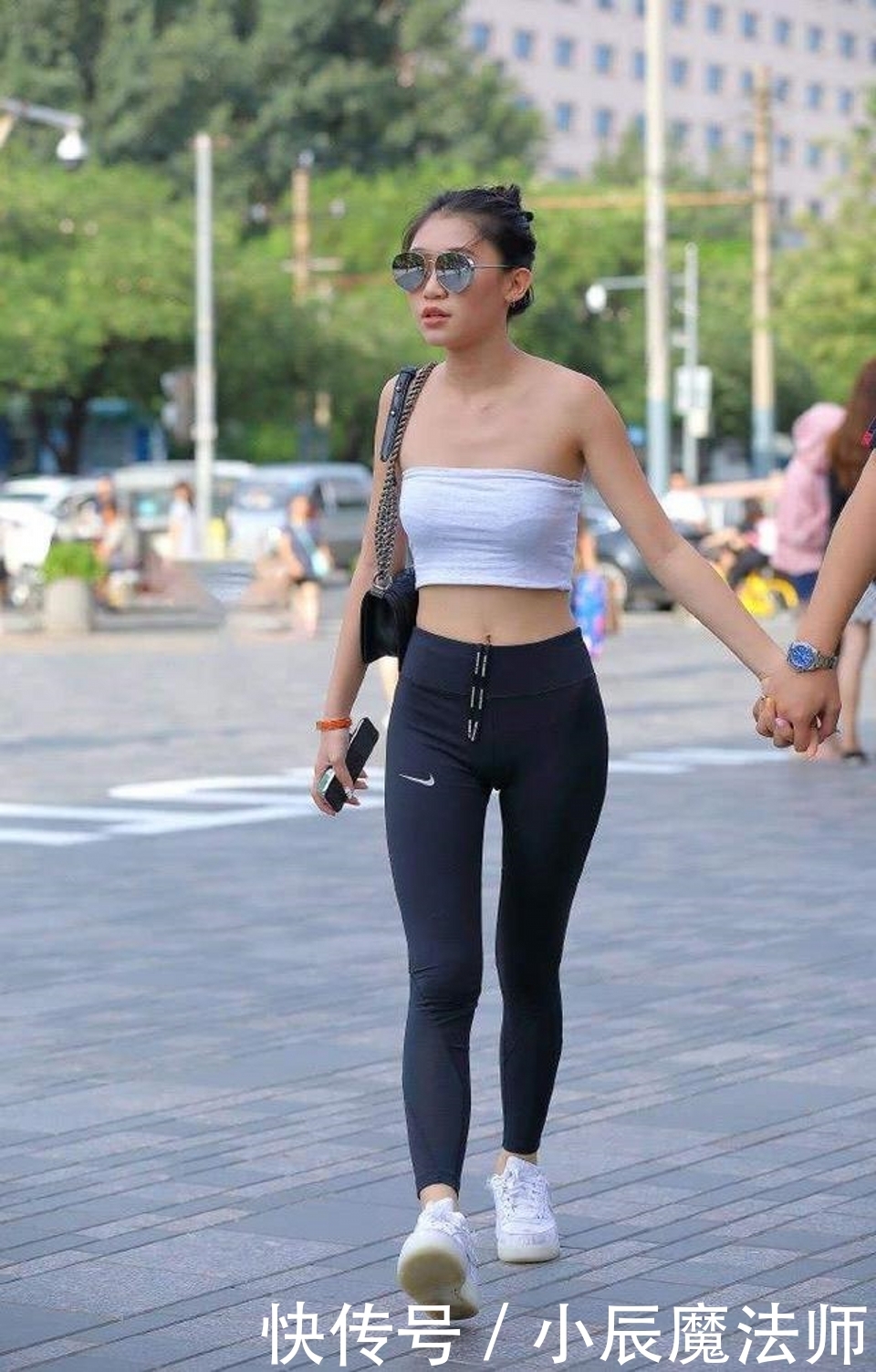 搭配|路人街拍,简洁的背心搭配蓝色牛仔热裤,清清爽爽