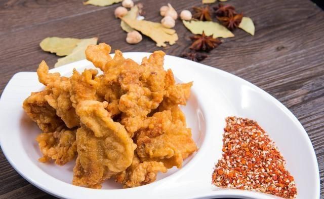 炸酥肉时，最忌讳直接下锅炸，多加两步，酥肉外酥里嫩更好吃