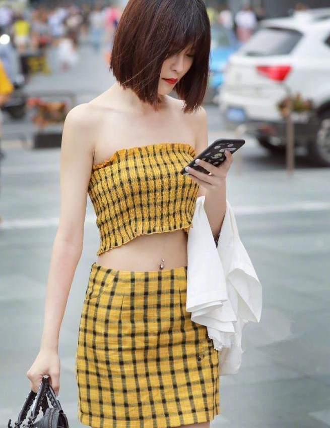 街拍:美女黑色皮衣搭配黑色短裤,显得成熟稳重,靓丽大气