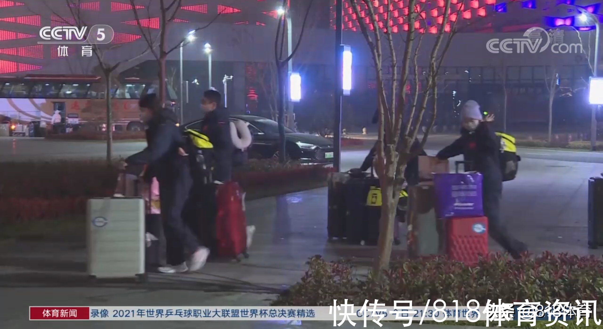 威海|国乒凯旋回到威海!樊振东背LV拎大包小包满载而归,刘国梁轻装简从
