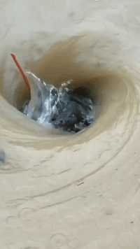 |搞笑GIF:小兄弟你这口罩从哪买的,我想给我女朋友也买一个