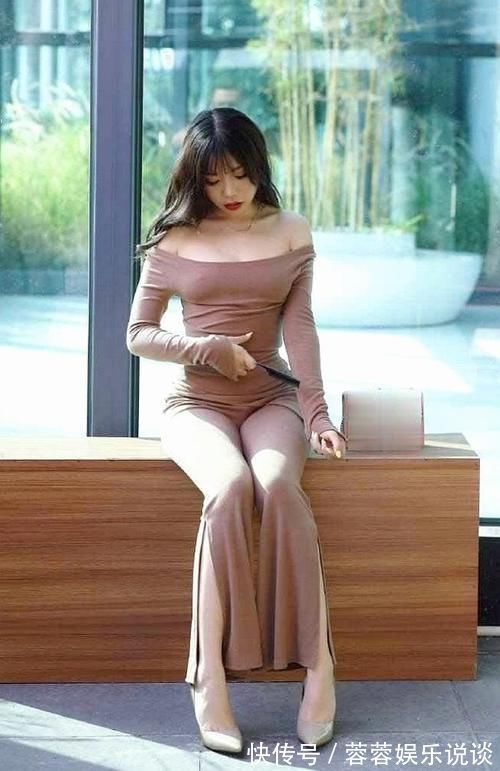 一字肩 一字肩T恤搭修身微喇裤,焕发出精致的美感