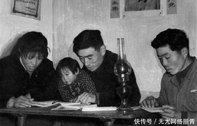 点着煤油灯|45年前东北农村:煤油灯照亮前行路,忆苦思甜是普遍人文现象