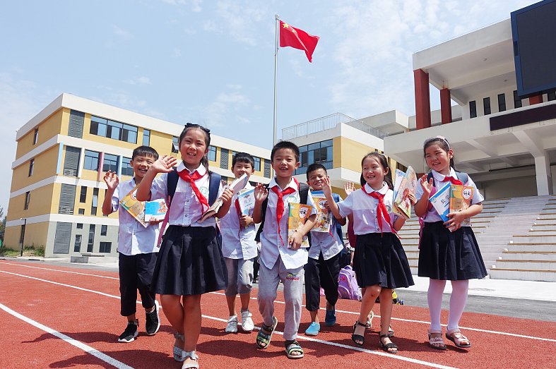 小学生“即兴作诗”走红，家长气的直跺脚，老师笑称：天才段子手