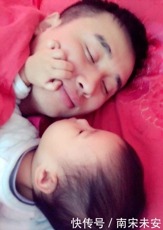 晒晒|晒晒那些年爸爸和孩子的睡姿,真的是搞笑又温馨啊
