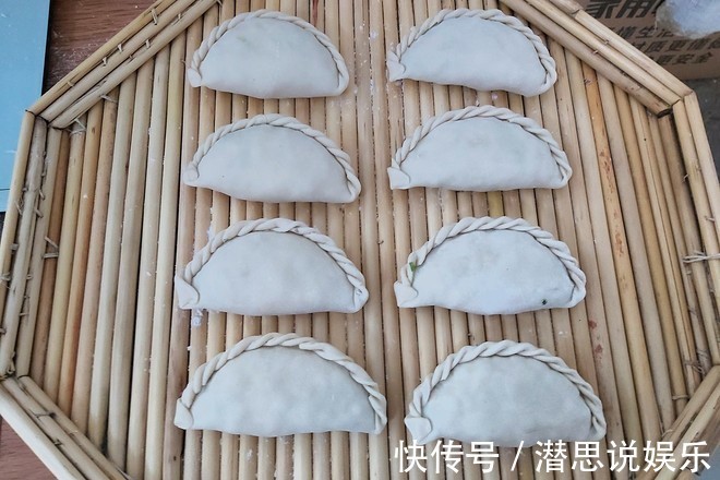 韭菜盒子的家常做法,皮薄馅大而且不出水,香酥又入味,超级解馋