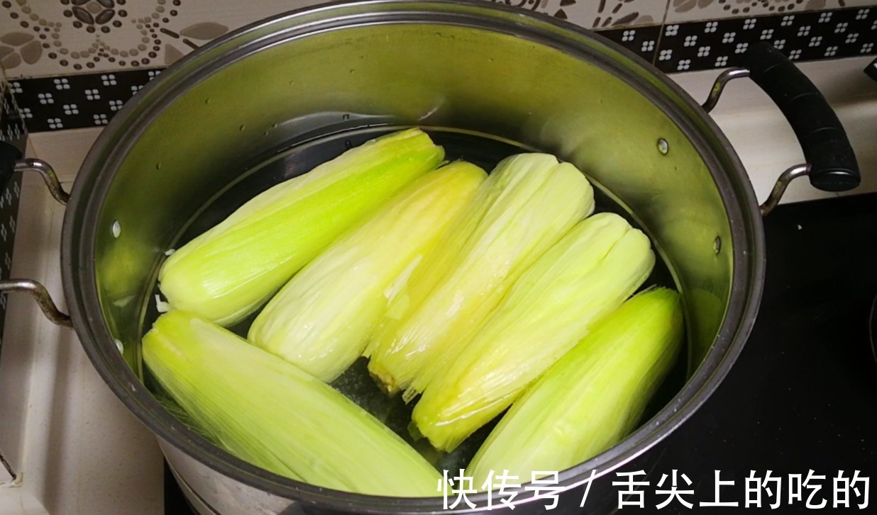 小苏打|煮玉米,只用清水是“外行”,多加2种配料,玉米更嫩,个个香甜