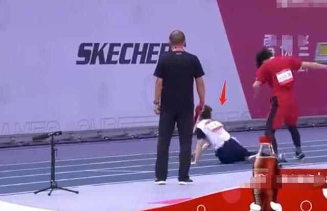 王艺瑾为接力跑失误道歉,何洛洛赶来救场,路人却都看不下去了