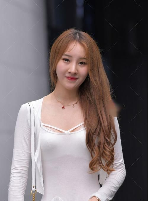  白色|街拍：白色外套白色裙子形似仙女，极品女神性感妩媚，魅力十足！