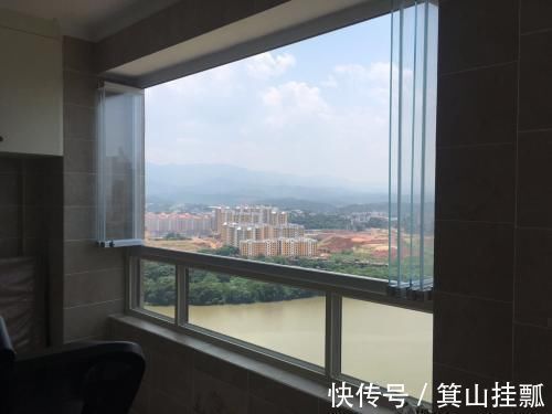无框玻璃|阳台万万不要装传统玻璃窗了，聪明人更爱用这种代替，漂亮又大气
